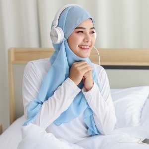 Mendengarkan Musik Hijaber