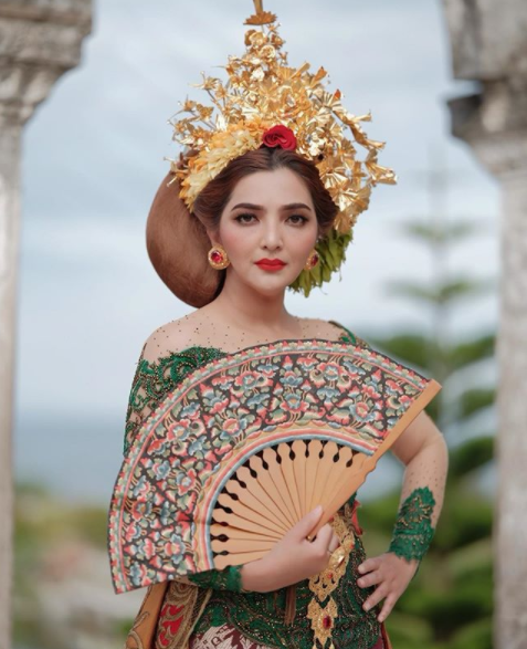Ashanty dan Aurel tampil anggun dengan kebaya bali Ashanty dan Aurel tampil anggun dengan kebaya bali