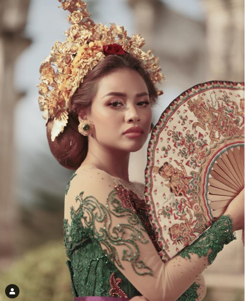 Ashanty dan Aurel tampil anggun dengan kebaya bali Ashanty dan Aurel tampil anggun dengan kebaya bali