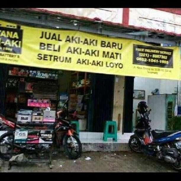 Potret spanduk pedagang kocak nyeleneh