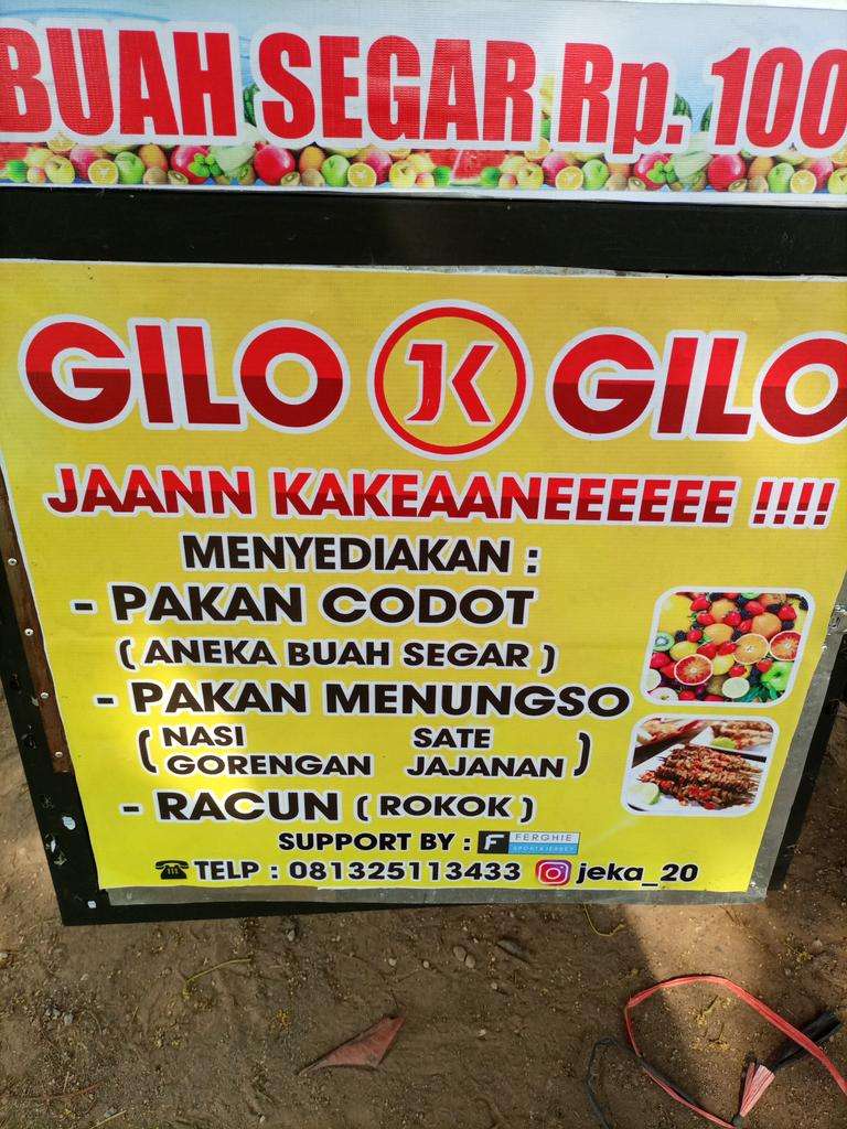 Potret spanduk pedagang kocak nyeleneh