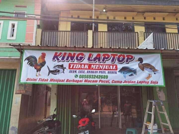 Potret spanduk pedagang kocak nyeleneh