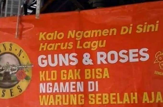 Potret spanduk pedagang kocak nyeleneh