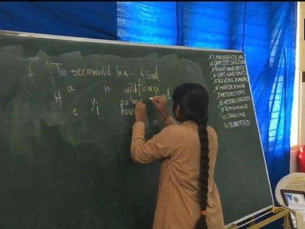 Aadi Swaroopa mampu menulis 45 kata bahasa inggris dalam waktu 1 menit dengan kedua tangannya