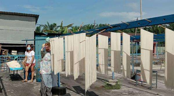 Misoa dijemur di tempat terbuka yang berpotensi tercemar kotoran burung.