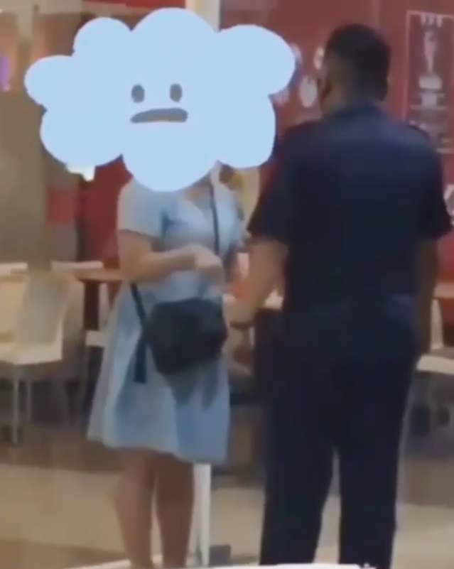 Video Wanita Tidak Memakai Masker