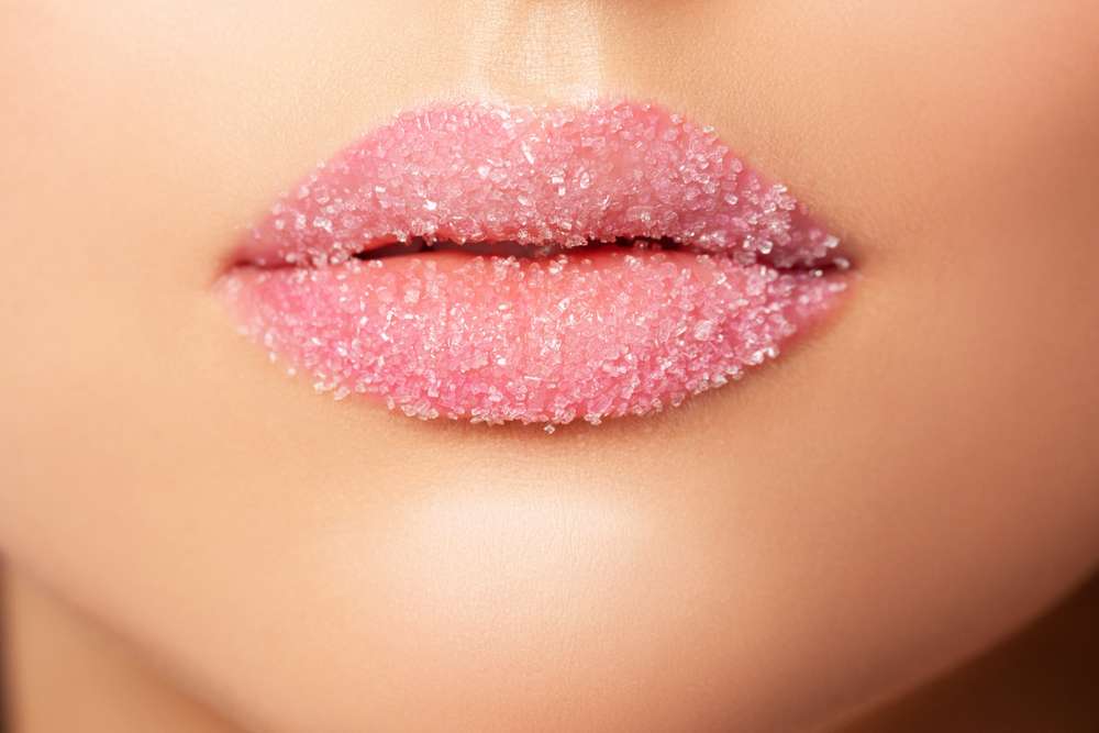 Memakai Lip Scrub