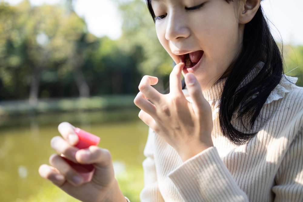 Memakai Lip Balm