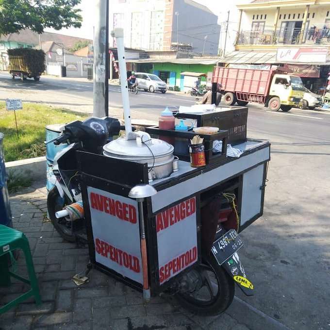 Tulisan nyeleneh di gerobak pedagang viral twitter