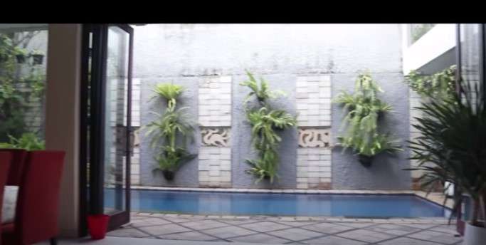 kolam renang rumah Ivo