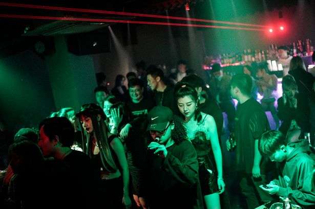 Warga Wuhan di Klub Malam