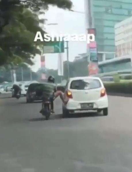Bapak ini pemilik kaki terkuat di Bumi