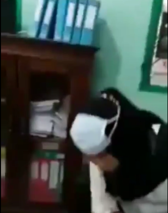 ibu ini masih tak sadar bahwa masker yang ia cari-cari ada di dahinya ibu ini masih tak sadar bahwa masker yang ia cari-cari ada di dahinya