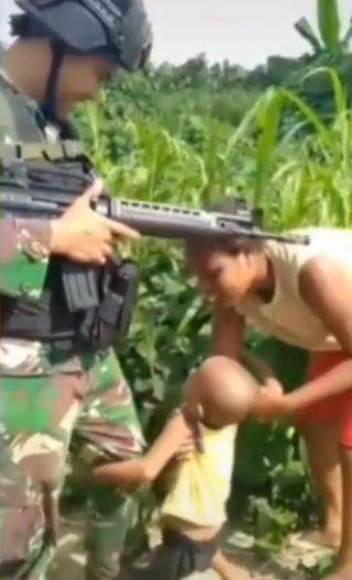Bocah merengek minta ikut TNI ke pos pengamanan.