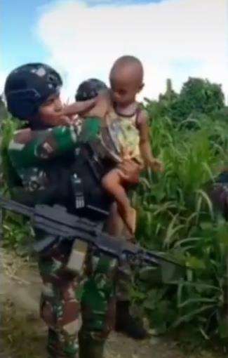 Bocah itu langsung diam begitu digendong anggota TNI.