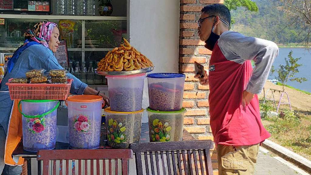 Pengunjung dapat dimanjakan dengan sajian kuliner yang ada di selorejo