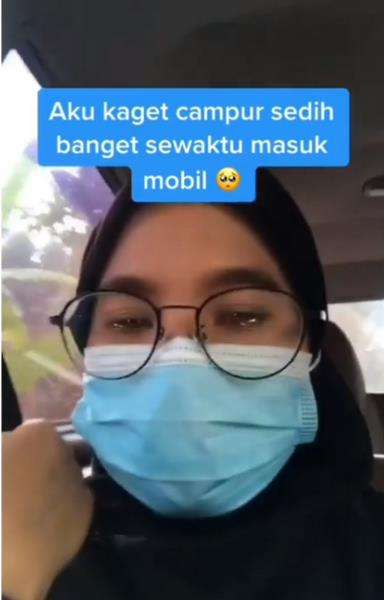Wanita ini berkaca-kaca saat naik mobil.
