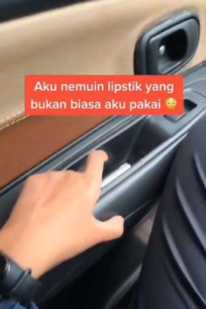 Menemukan lipstik asing di dalam mobil.