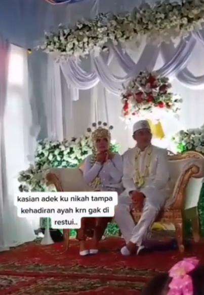 Tak direstui ayah dan keluarga besarnya.