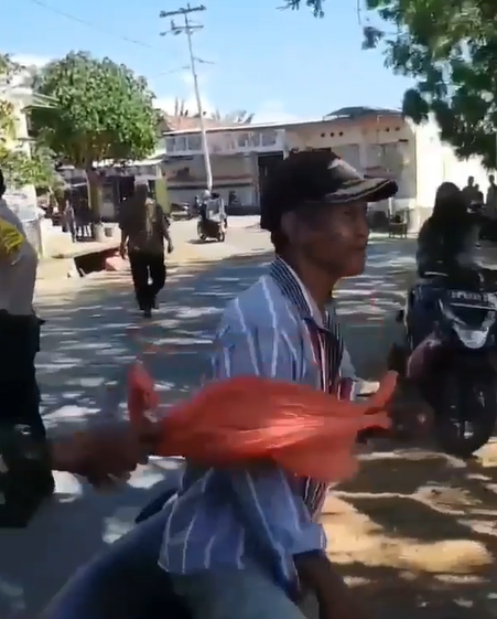 Kakek ini akhrinya melepas plastik di wajahnya