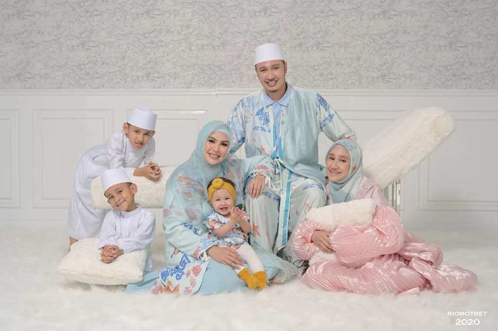 Keluarga Kartika Putri dan Habib Usman Bin Yahya