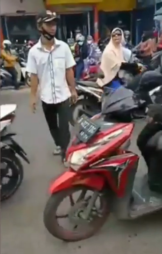 Dengan berani sang ibu menerjang padatnya lalu lintas dengan sepeda motornya Dengan berani sang ibu menerjang padatnya lalu lintas dengan sepeda motornya
