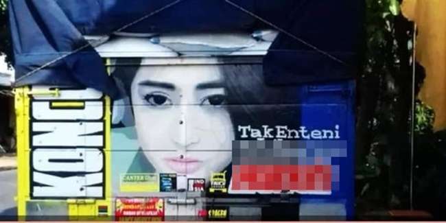 Potret lucu pedangdut di belakang truk