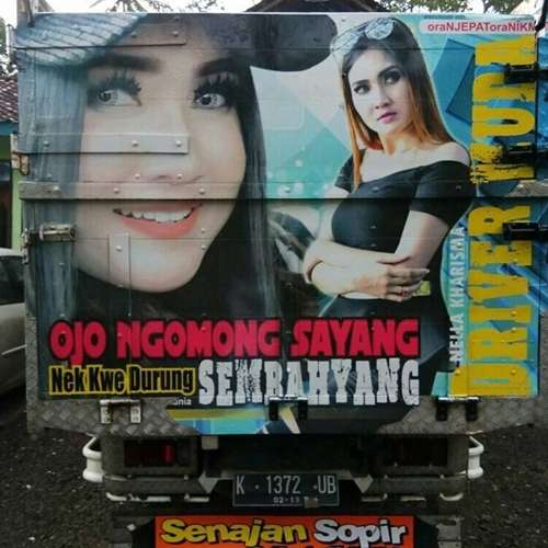 Potret lucu pedangdut di belakang truk