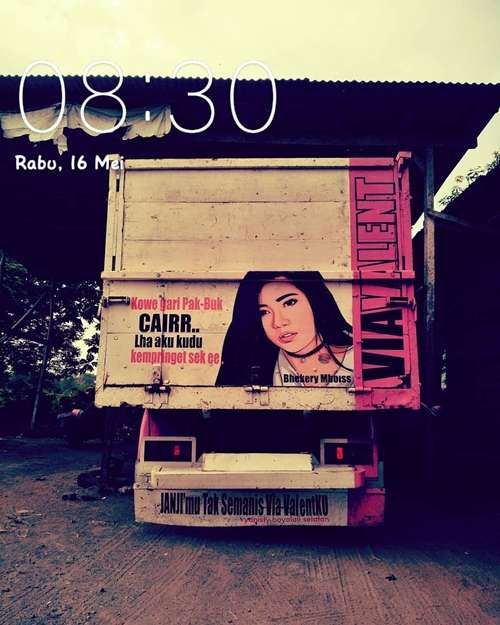 Potret lucu pedangdut di belakang truk