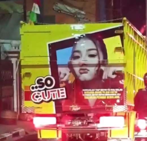 Potret lucu pedangdut di belakang truk