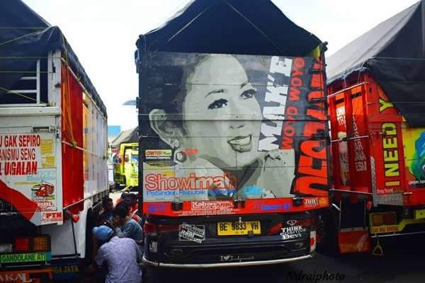 Potret lucu pedangdut di belakang truk