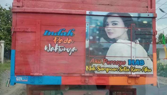 Potret lucu pedangdut di belakang truk