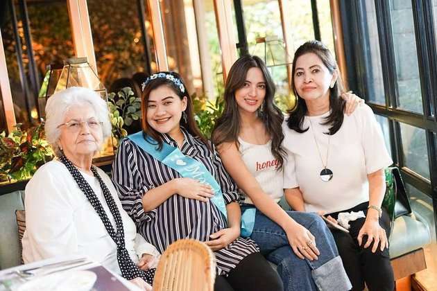 Nenek Nia Ramadhani