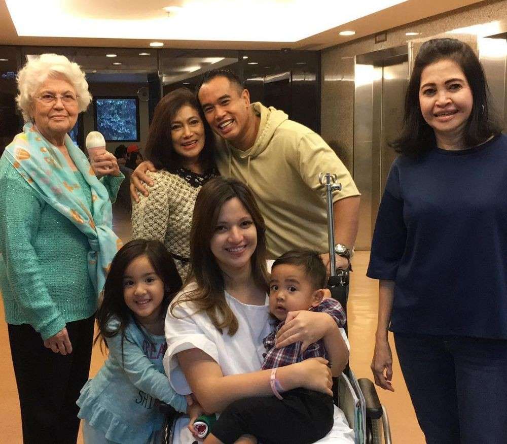 Nenek Nia Ramadhani