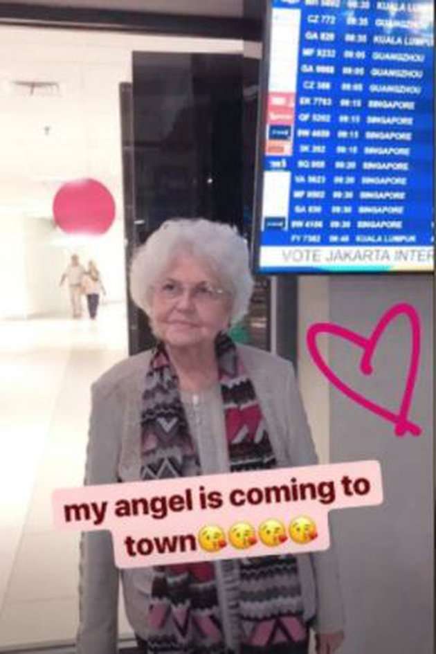 Nenek Nia Ramadhani