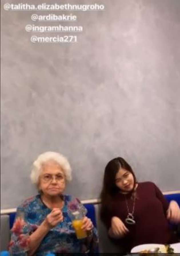 Nenek Nia Ramadhani
