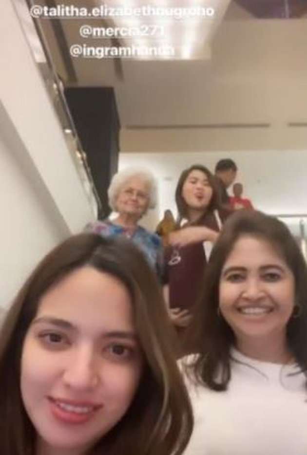 Nenek Nia Ramadhani