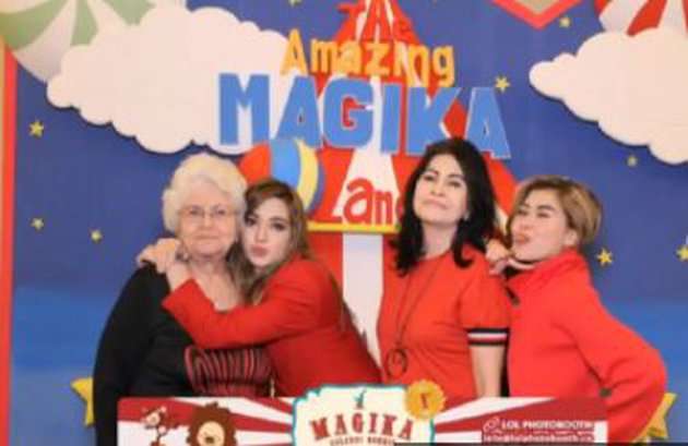 Nenek Nia Ramadhani