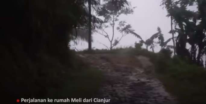 Jalanan menuju rumah Meli