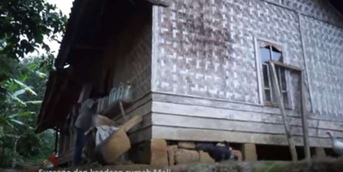 Dinding rumah Meli