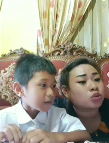 Sang ibu gemas lantaran anaknya selalu salah saat melafalkan pancasila