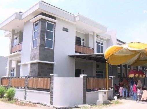 Rumah Zaskia Gotik di kampung