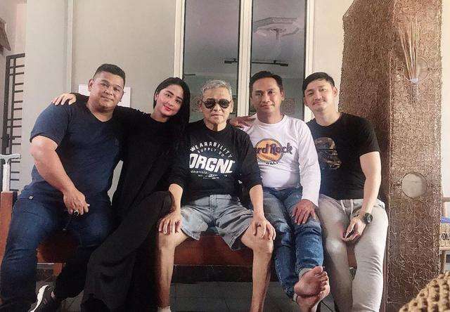 Rumah Dewi Pessik di kampung