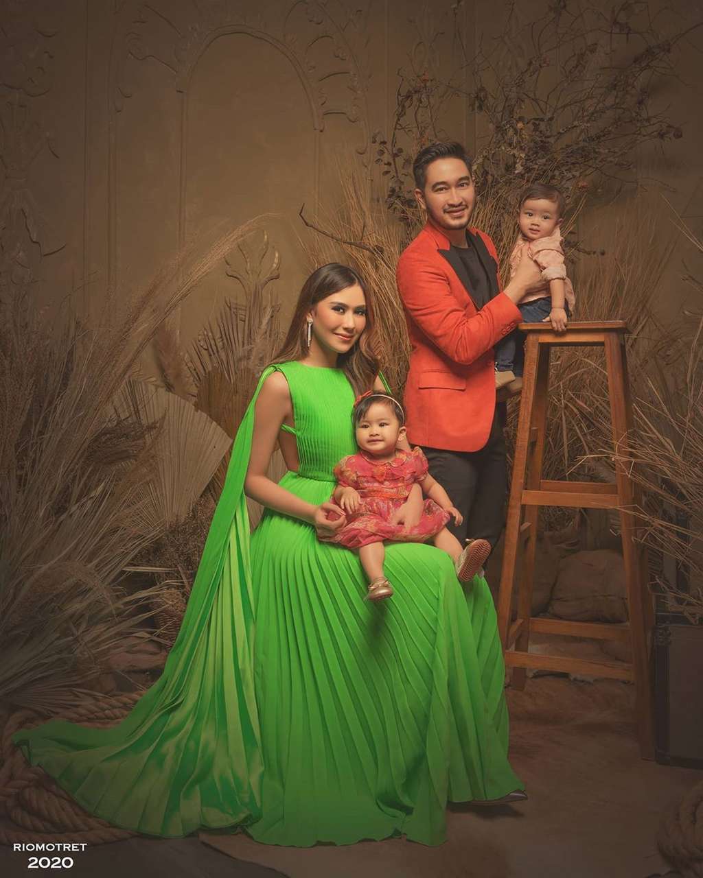 Syahnaz dengan outfit 4 Miliar