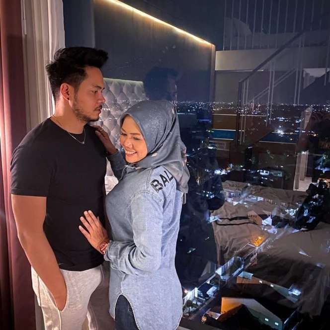 Kekasih baru Elly Sugigi, Aher