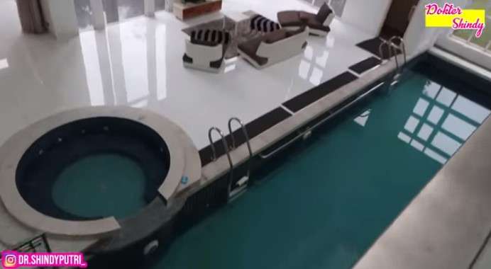 Kolam renang rumah Ria Ricis