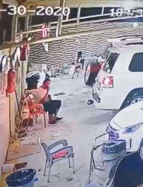 Tetap santai meski mobil sudah makin dekat.