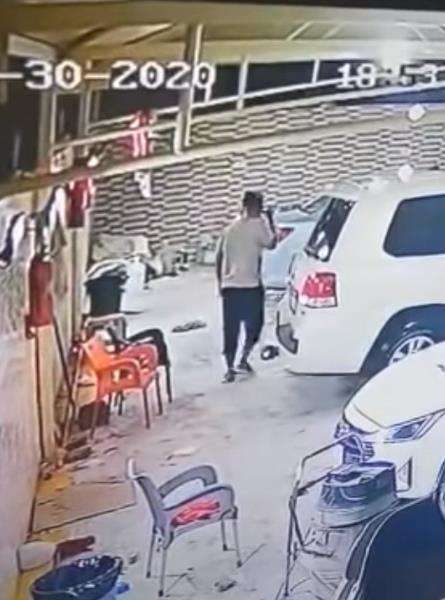 Dia kemudian pindah beberapa saat sebelum mobil menghancurkan kursinya.