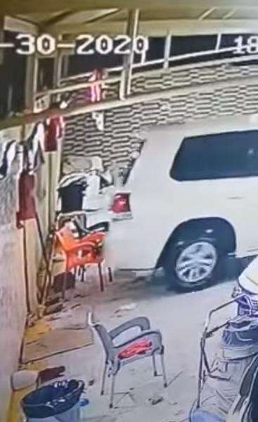 Mobil parkir mundur dengan kencang dan menabrak kursinya.