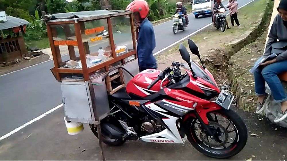 potret pedagang keliling pakai motor sport